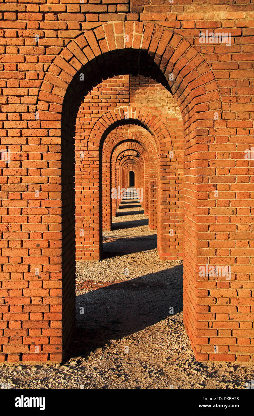 Die unzähligen gemauerten Bögen Fort Jefferson sind eine der einzigartigen architektonischen Merkmale dieses großen militärischen Außenposten in Dry Tortugas National Park Stockfoto