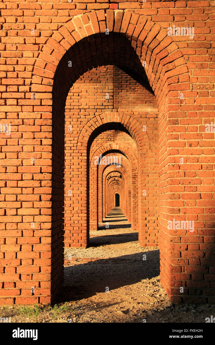 Die unzähligen gemauerten Bögen Fort Jefferson sind eine der einzigartigen architektonischen Merkmale dieses großen militärischen Außenposten in Dry Tortugas National Park Stockfoto