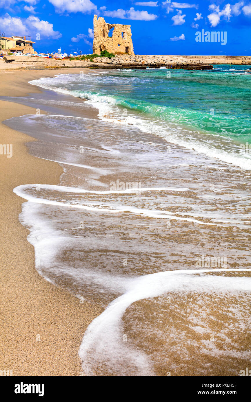 Schöner Strand in Briatico Dorf, mit azurblauen Meer und alten Sarazenenturm, Kalabrien, Italien. Stockfoto
