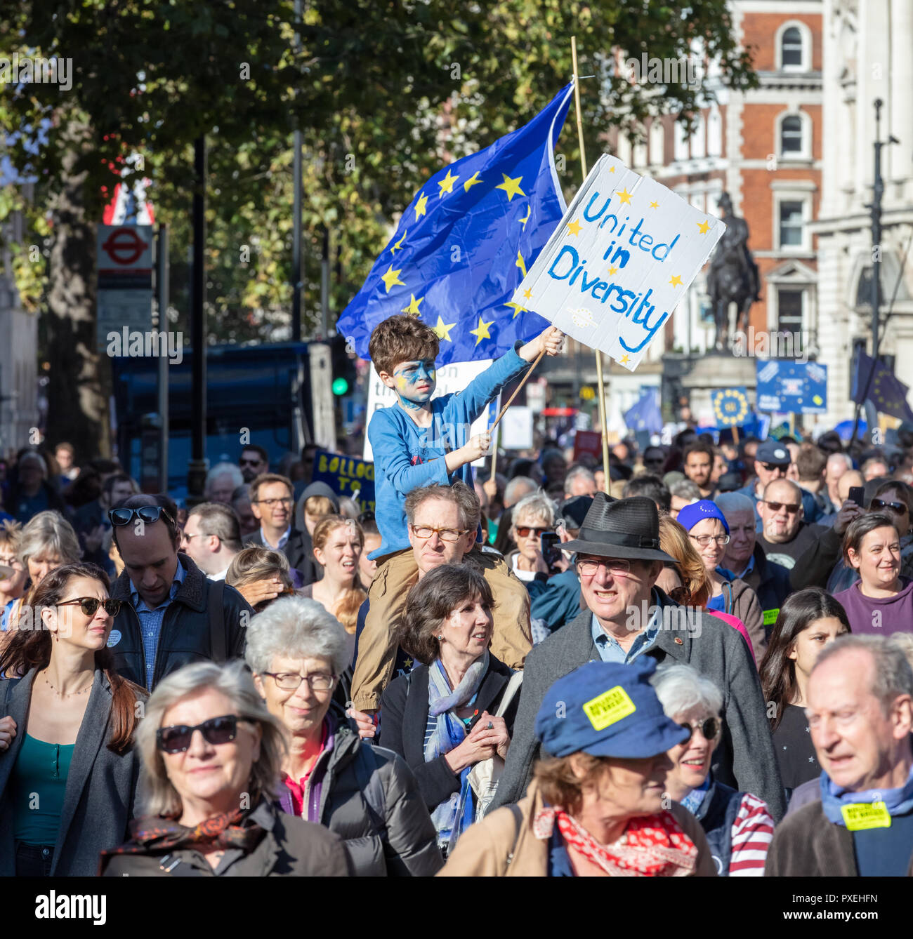 Whitehall, London, England, 20. Oktober 2018; Junge sitzt auf der Schulter des Mannes und der Wellen Anti-Brexit Banner als Massen März Nachfrage Brexit Völker Abstimmung Stockfoto