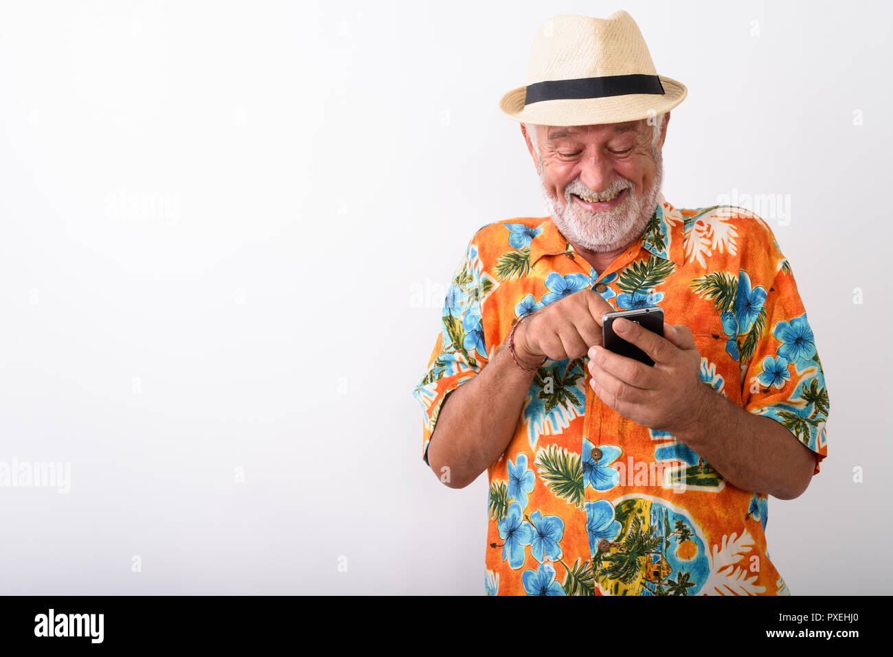 Gerne älteren bärtigen touristische Mann lächelnd und kichern, während Sie das Telefon Stockfoto