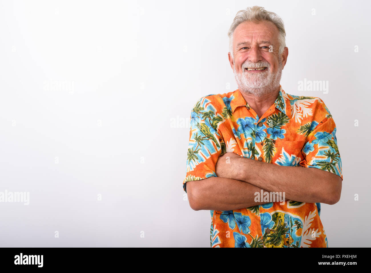 Studio shot von Happy senior Bärtigen touristische Mann lächelnd mit Arm Stockfoto