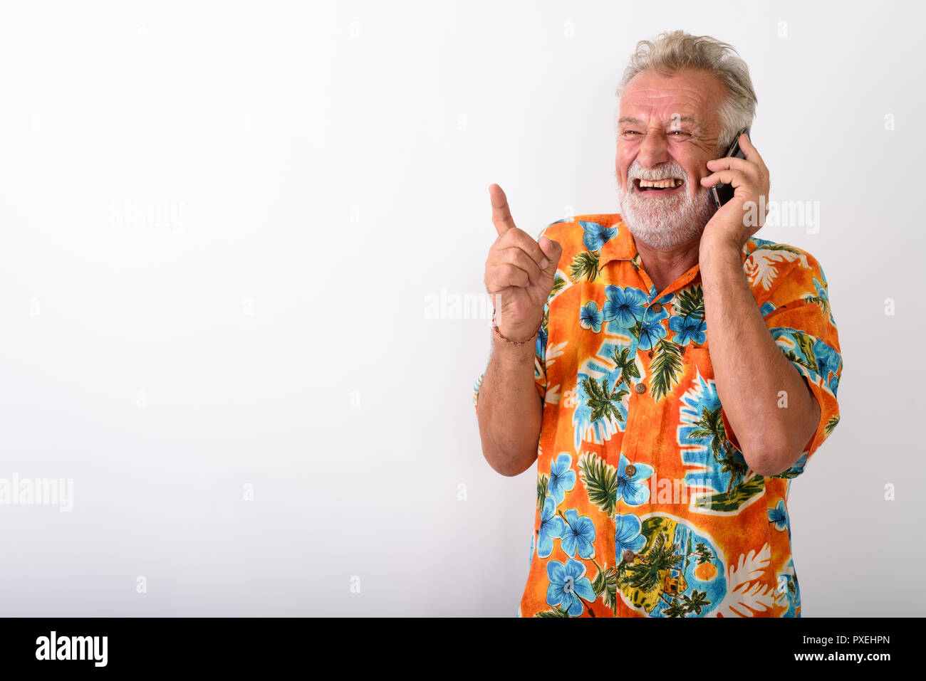 Studio shot von nachdenklich gerne älteren bärtigen touristische Mann smili Stockfoto