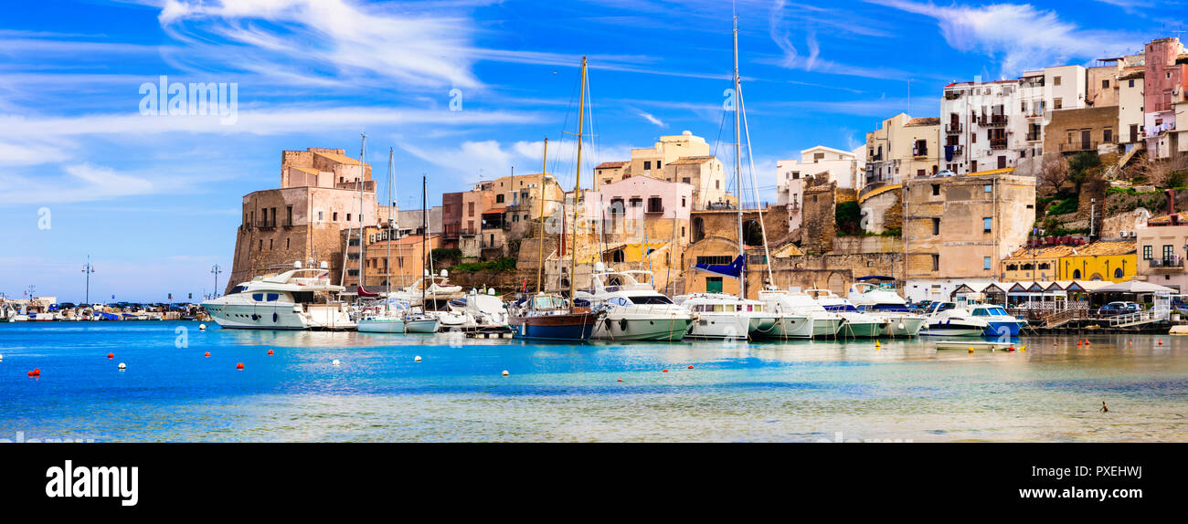 Schöne Castellammare del Golfo Dorf, mit azurblauen Meer, bunte Häuser und traditionellen Boote, Sizilien, Italien. Stockfoto
