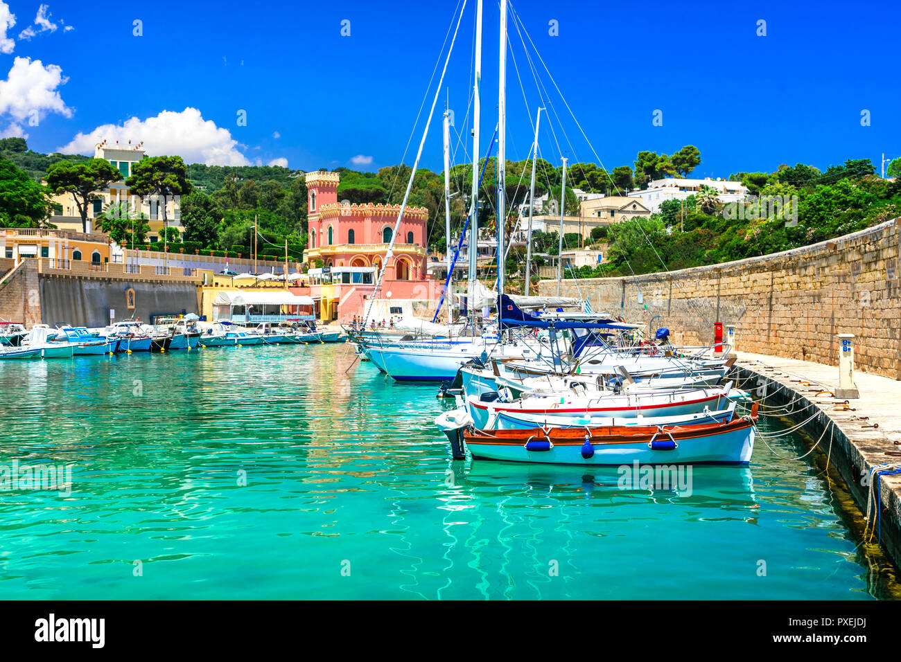 Schöne Tricase Marina, azurblaues Meer und die alte Burg, Apulien, Italien. Stockfoto