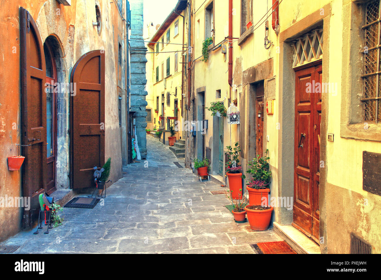 Die traditionellen alten Straßen in Siena Stadt, Ansicht mit Blumenschmuck, Toskana, Italien. Stockfoto