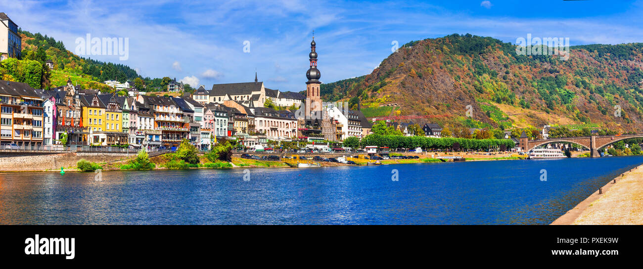 Beeindruckende Cochem Dorf, mit Blick auf Rhein und Häuser, Deutschland. Stockfoto