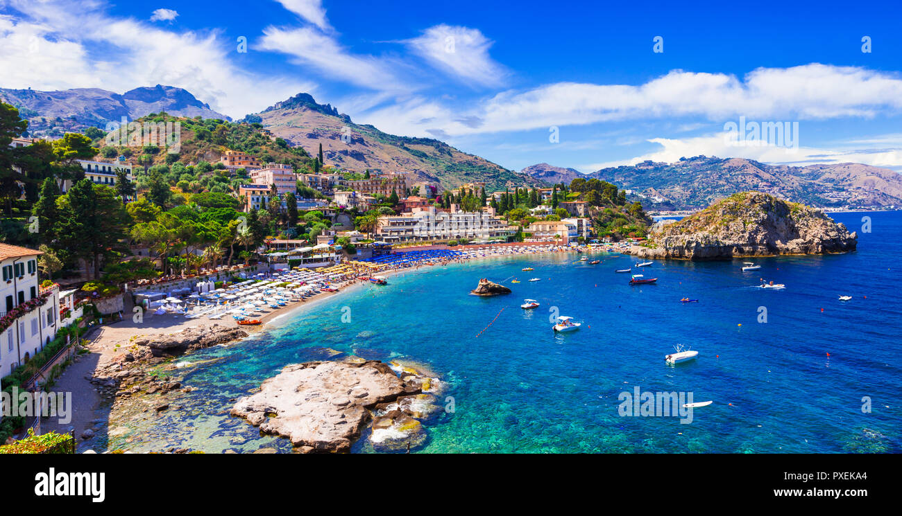 Schönen Strand von Taormina, mit Blick auf das Meer und die Berge. Sizilien, Italien. Stockfoto