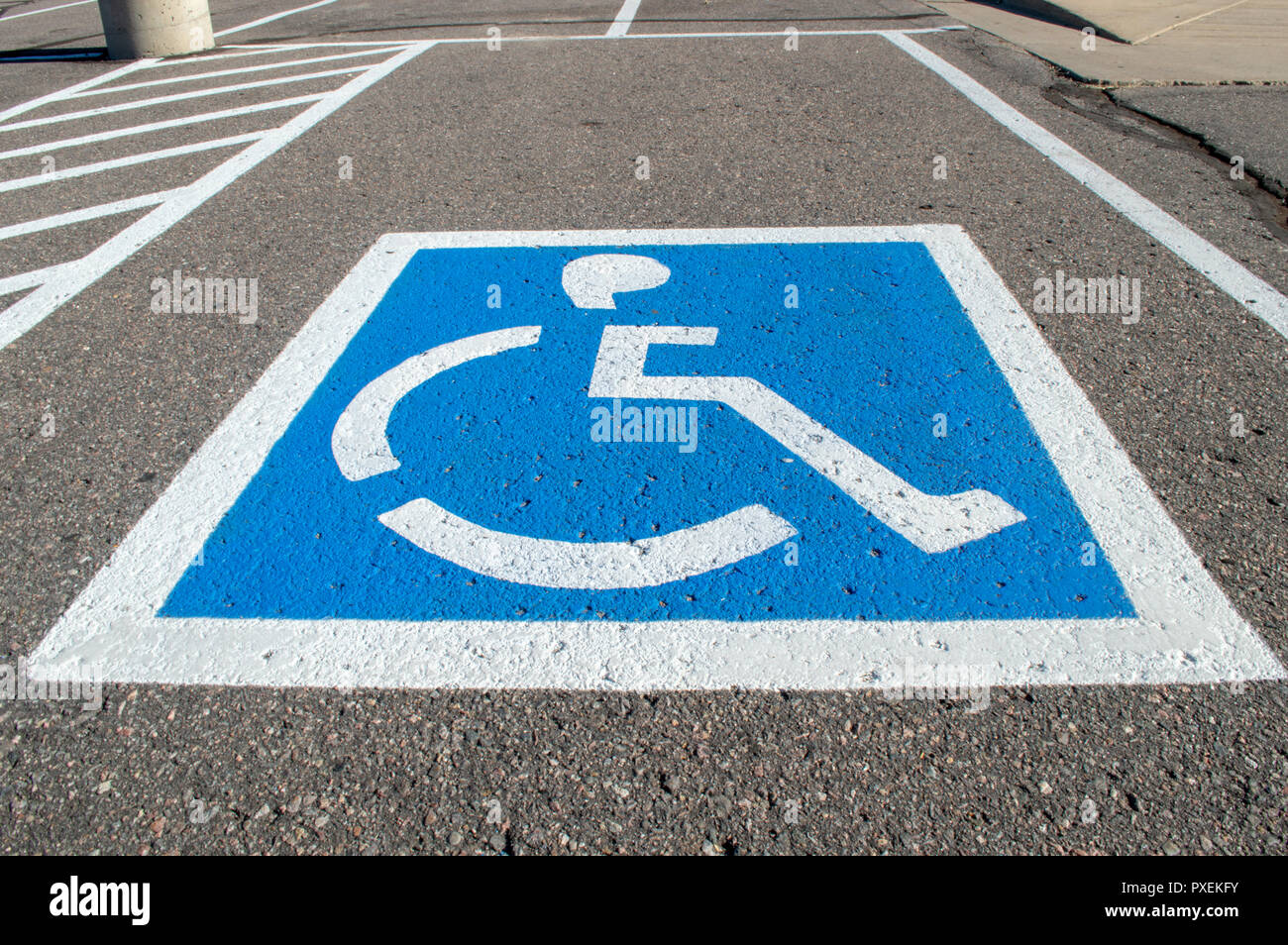 Behindertengerechte Parkplätze mit gemalten Schilder Stockfoto
