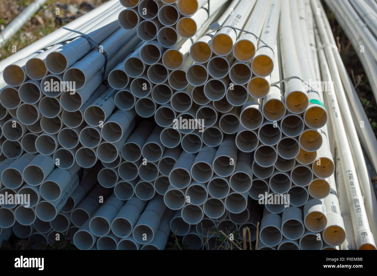 Stapel der weißen PVC-Rohrleitungen bereit auf der Baustelle verwendet werden Stockfoto