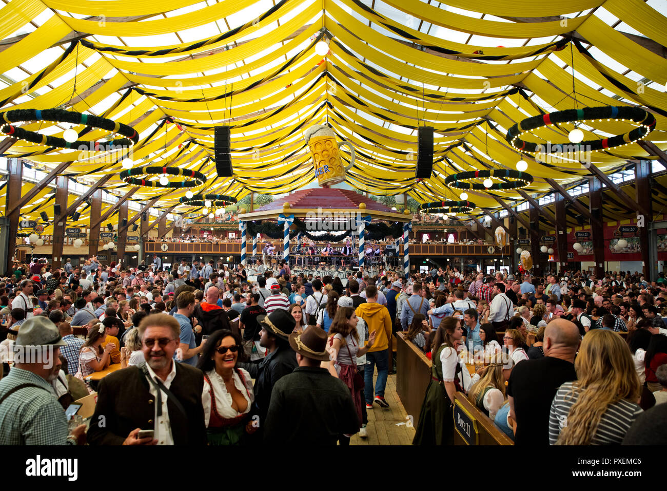 Masse der Leute im Zelt Paulaner in München, Deutschland Stockfoto