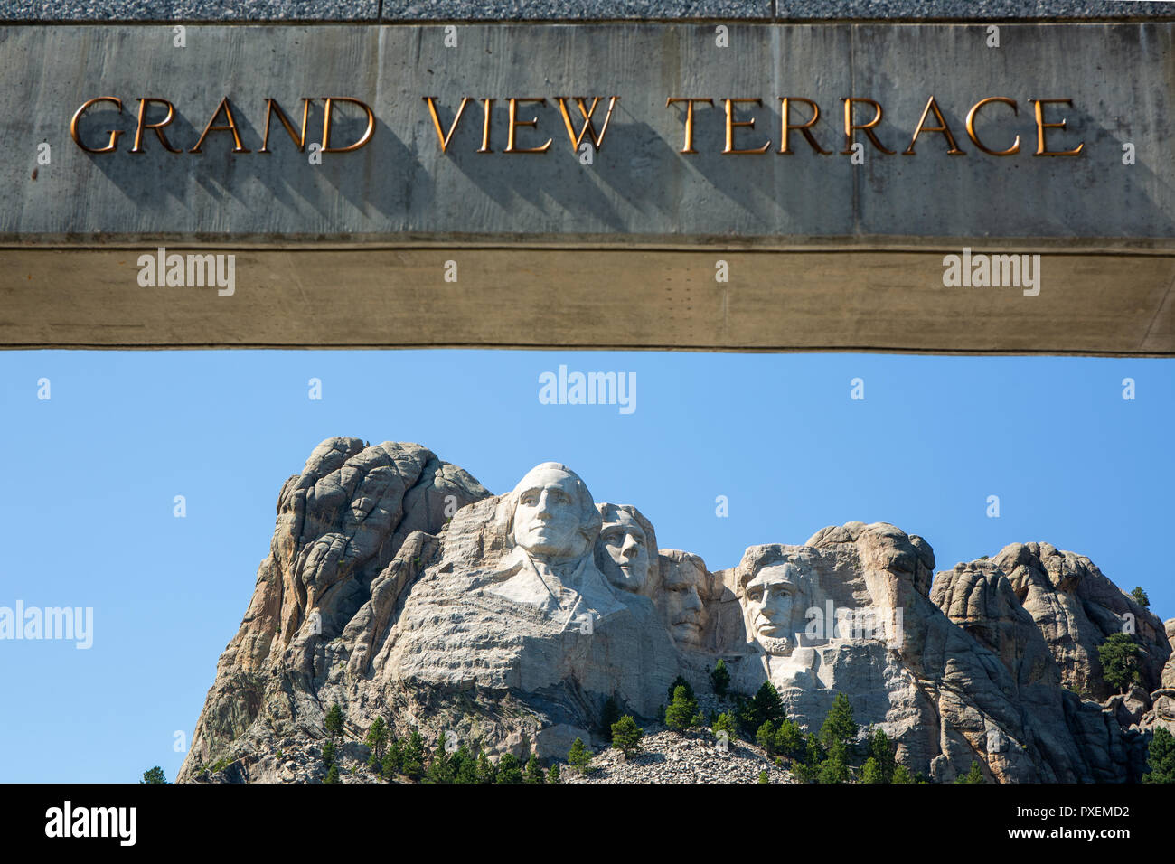 Mount Rushnore Grand View Terrasse an einem schönen blauen Himmel. Stockfoto