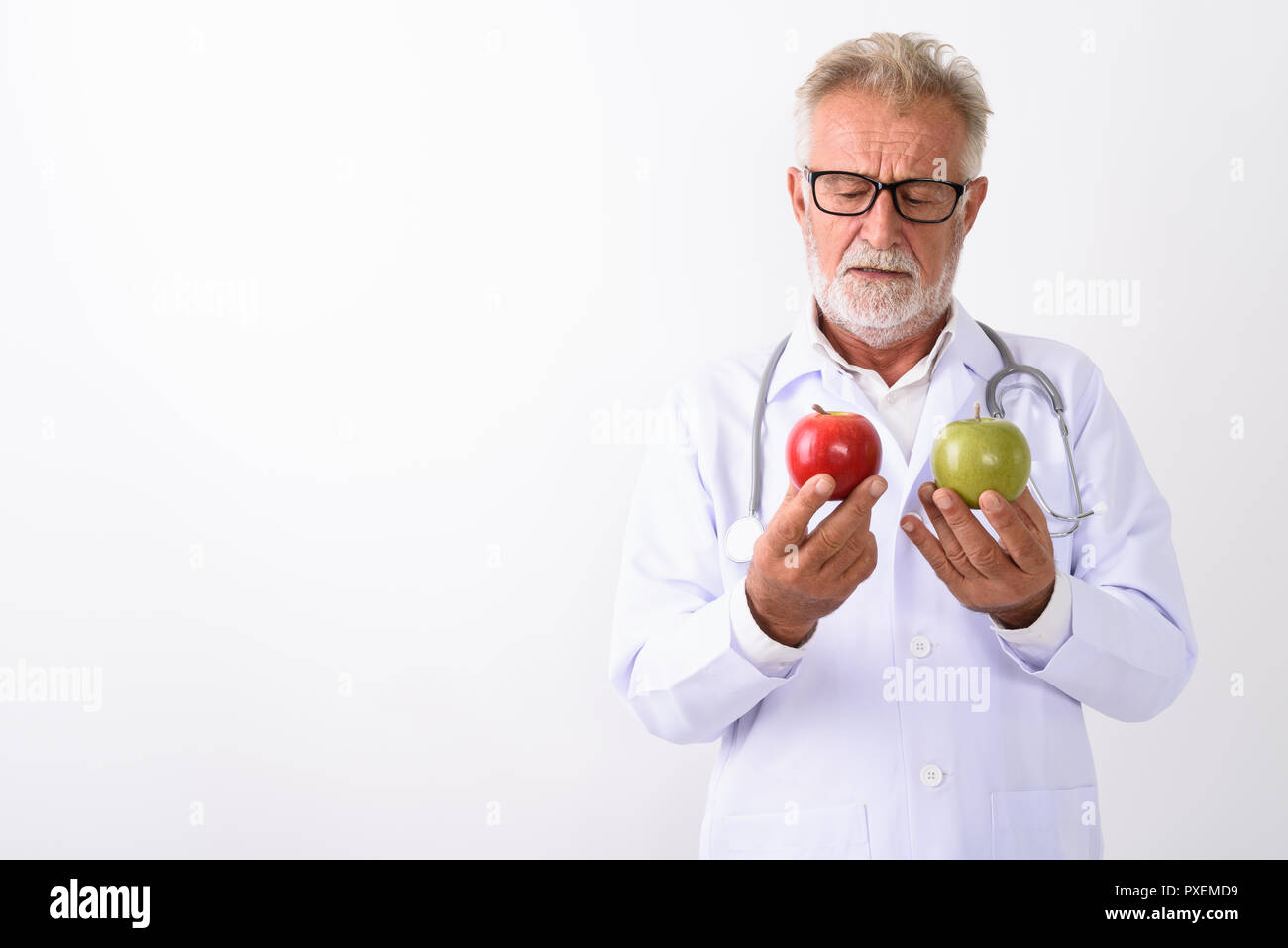 Studio geschossen von Stattlichen älteren bärtigen Mann Arzt der Wahl zwisch Stockfoto