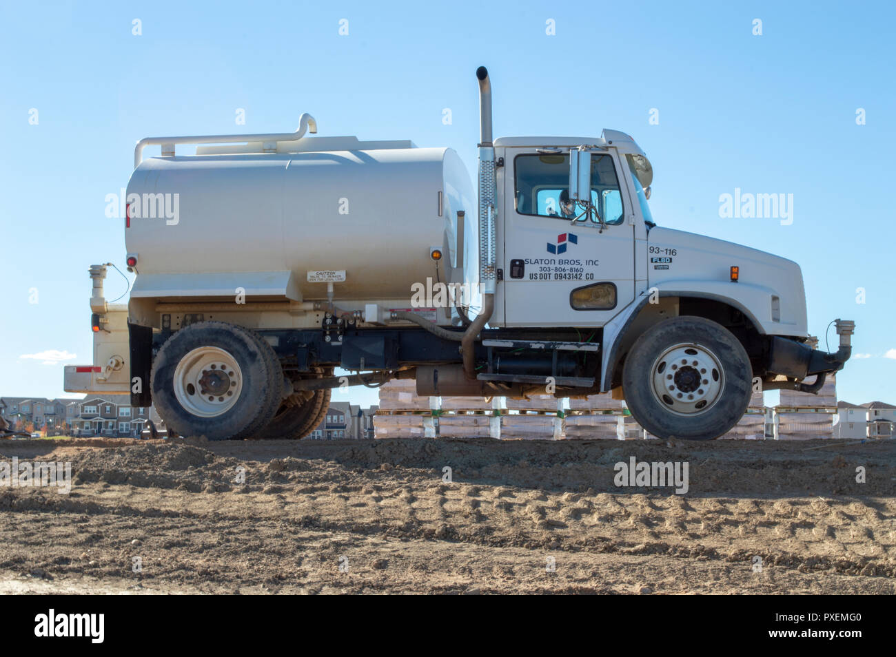 Tankwagen an der Baustelle für Kraftstoff oder Wasser Stockfoto