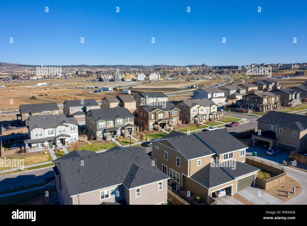 Zersiedelung Wohnungen mit neuen Bau im Hintergrund Stockfoto