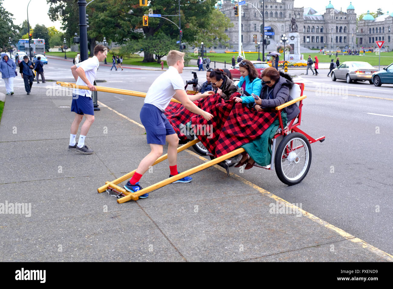 Asiatische Touristen absteigen von fahrradrikschas in Victoria, British Columbia, Kanada Stockfoto