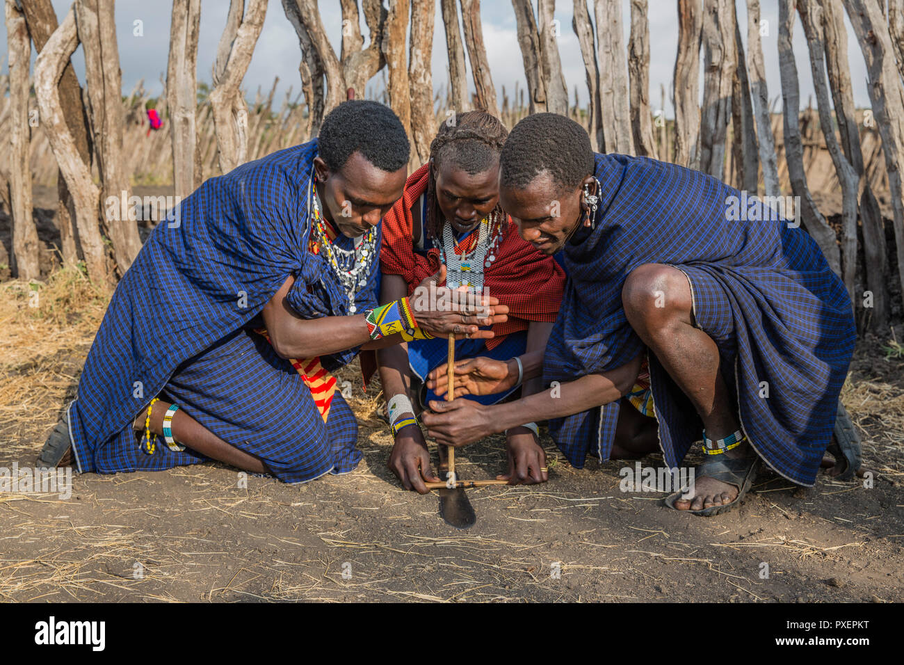 Maasai Feuer machen in der Ngorongoro Crater in Tansania Stockfoto