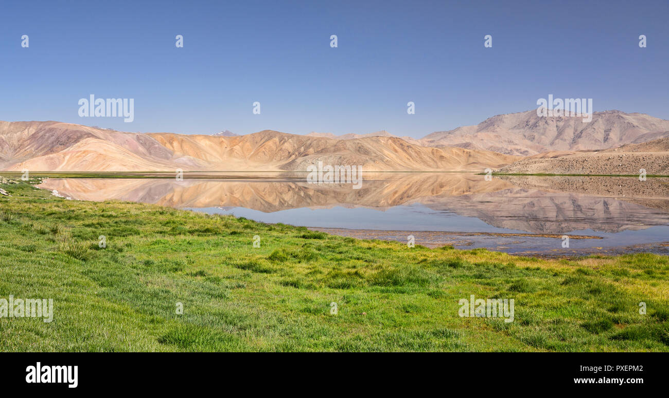 Berge im schönen Süßwasser-See, Bulunkul Bulunkul, Pamir, Gorno Badakhshan, Tadschikistan reflektiert Stockfoto