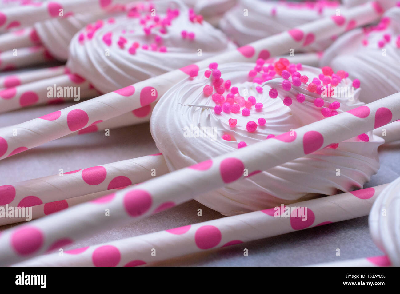 Home - merangue Candy auf einen Stick für Sweet Sixteen Geburtstagsfeier gemacht Stockfoto