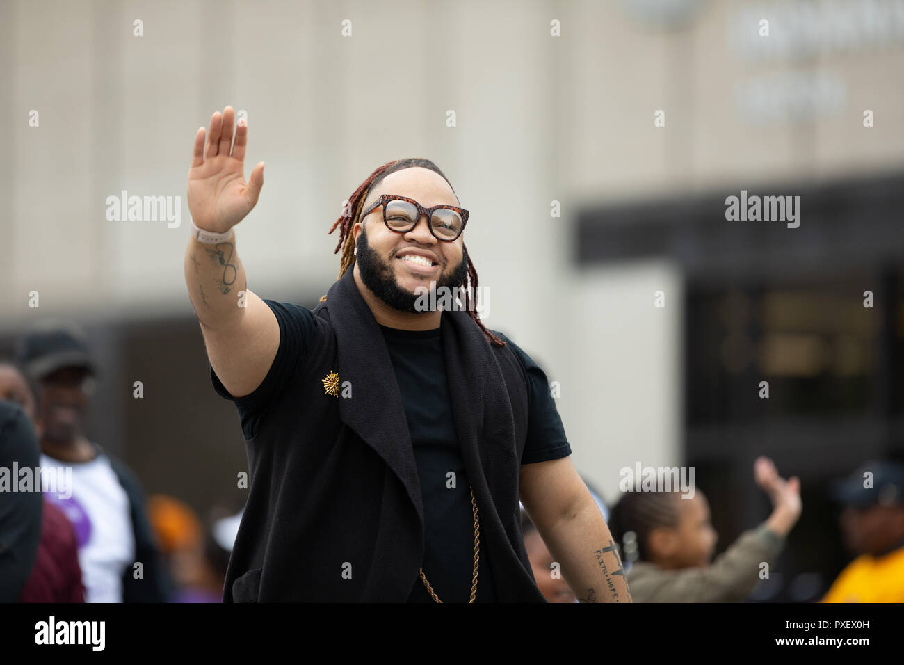 Indianapolis, Indiana, USA - 22. September 2018: Der Kreis Stadt Classic Parade, Mitglieder der Alpha Phi Alpha Brüderlichkeit INKL den Betrachter an winken Stockfoto