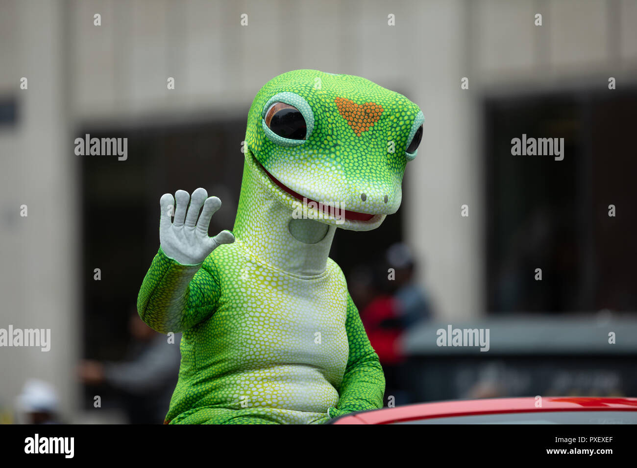 Indianapolis, Indiana, USA - 22. September 2018: Der Kreis Stadt Classic Parade, Mann, die geico Gecko versicherung Maskottchen Outfit Stockfoto