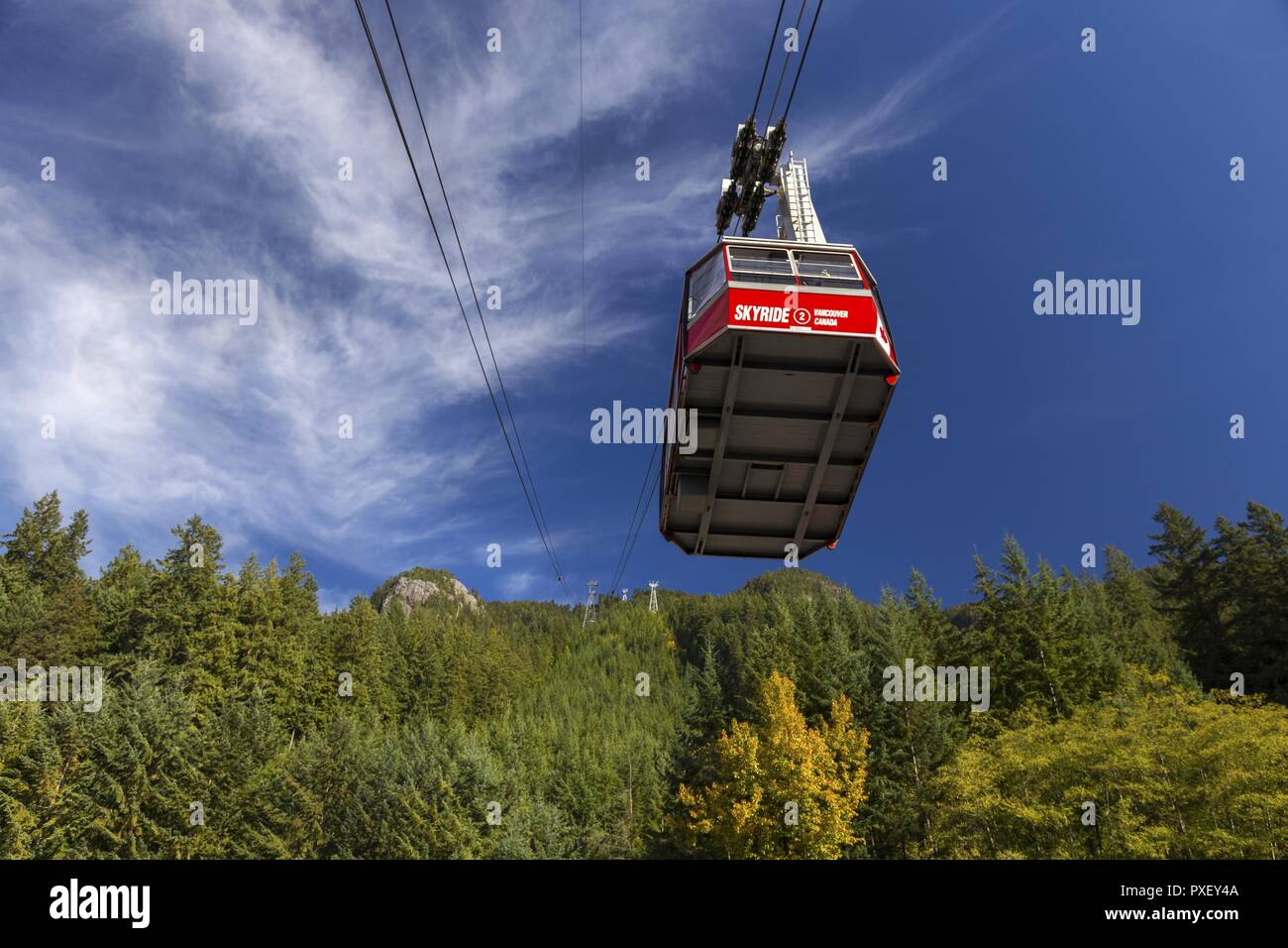 Blick unter der weltberühmten Grouse Mountain Skyride Tramway Gondola Hütte in North Shore Mountains, Vancouver BC Kanada Stockfoto