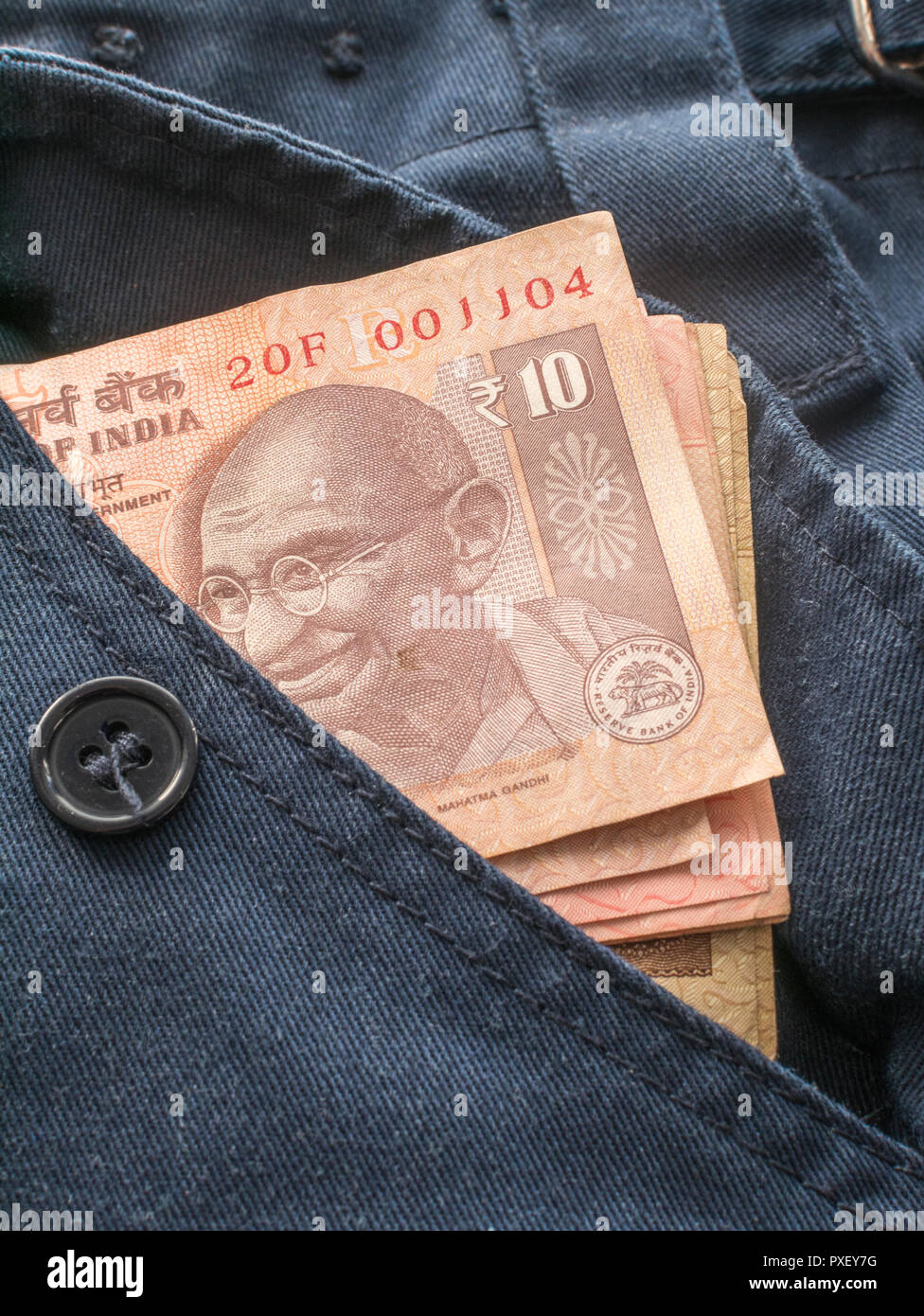 10 Indische Rupie Geldschein in der Tasche. Metapher persönliche Einkommen, indische Löhne Ebenen, Indien Wirtschaft, Indien, Rupie Währung, BRIC-Staaten, Indien Zinssatz. Stockfoto