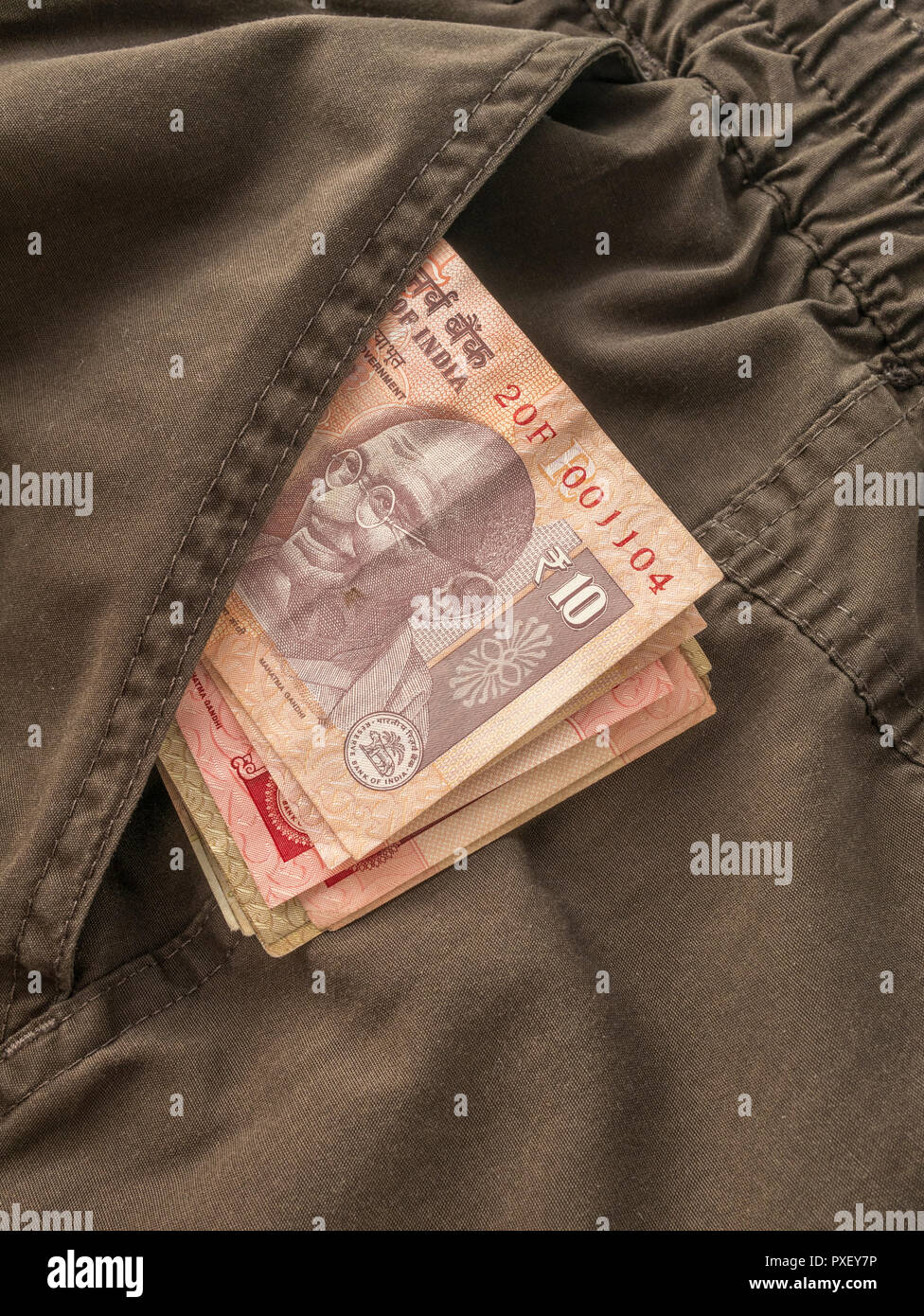 10 Indische Rupie Geldschein in der Tasche. Metapher persönliche Einkommen,  indische Löhne Ebenen, Indien Wirtschaft, Indien, Rupie Währung,  BRIC-Staaten, Indien Zinssatz Stockfotografie - Alamy