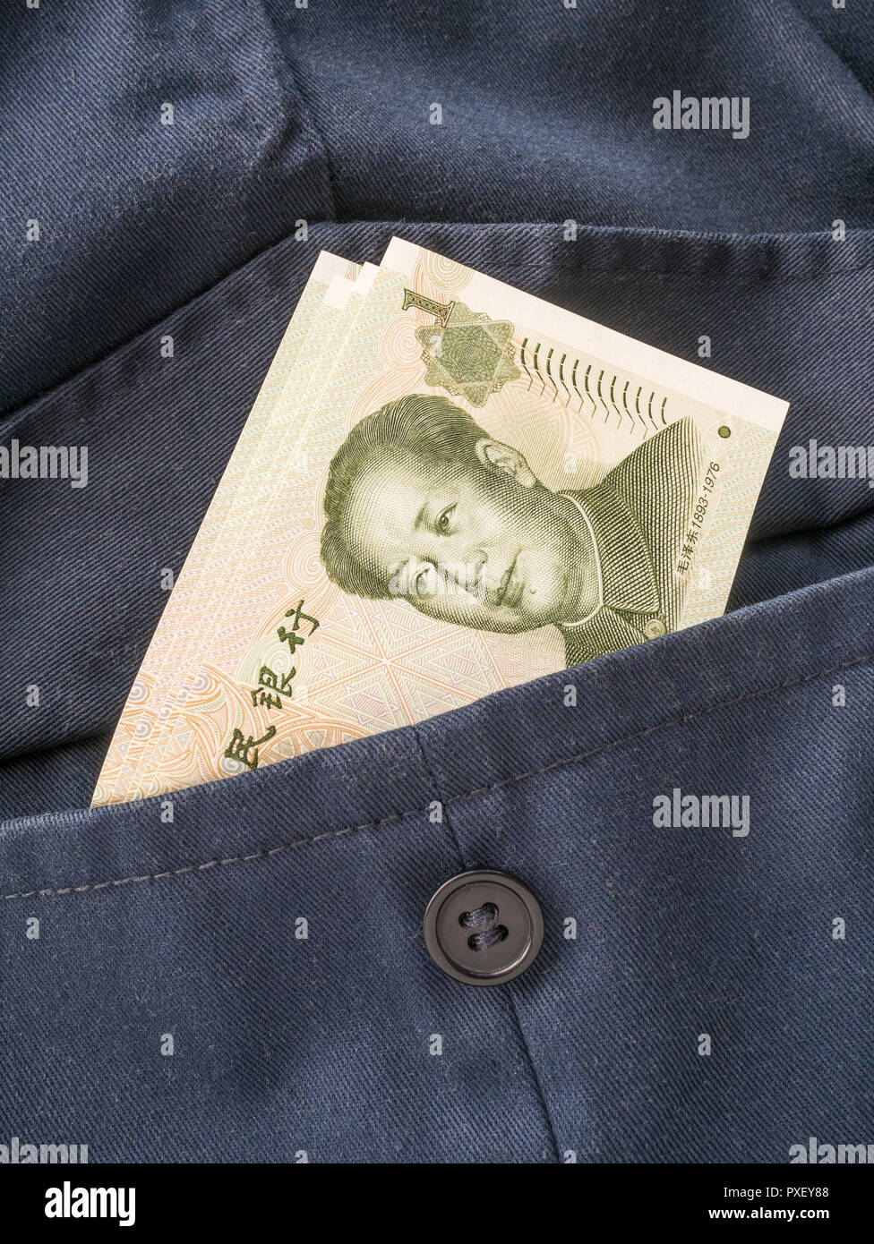 Chinesische Yuan Renminbi/Banknoten mit Tasche - Metapher für persönlichen Gewinn, Chinesische Löhne, Lohnniveau, China Bekleidungsindustrie. Stockfoto