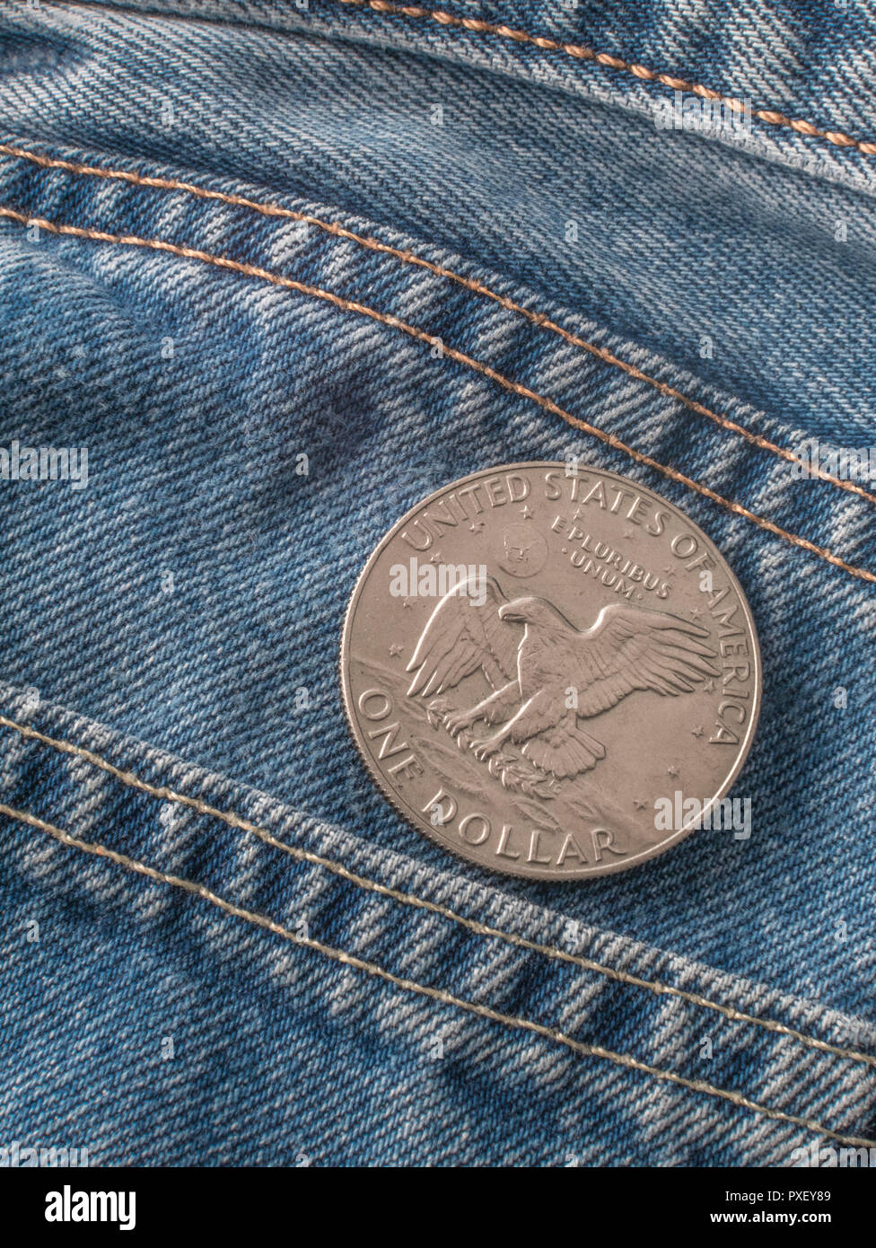 American Eagle & "E Pluribus Unum" Motto auf 1977 Eisenhower Silver Dollar, mit Tasche. Metapher US Dollar in der Tasche, oder das Geld in Ihre Tasche Stockfoto