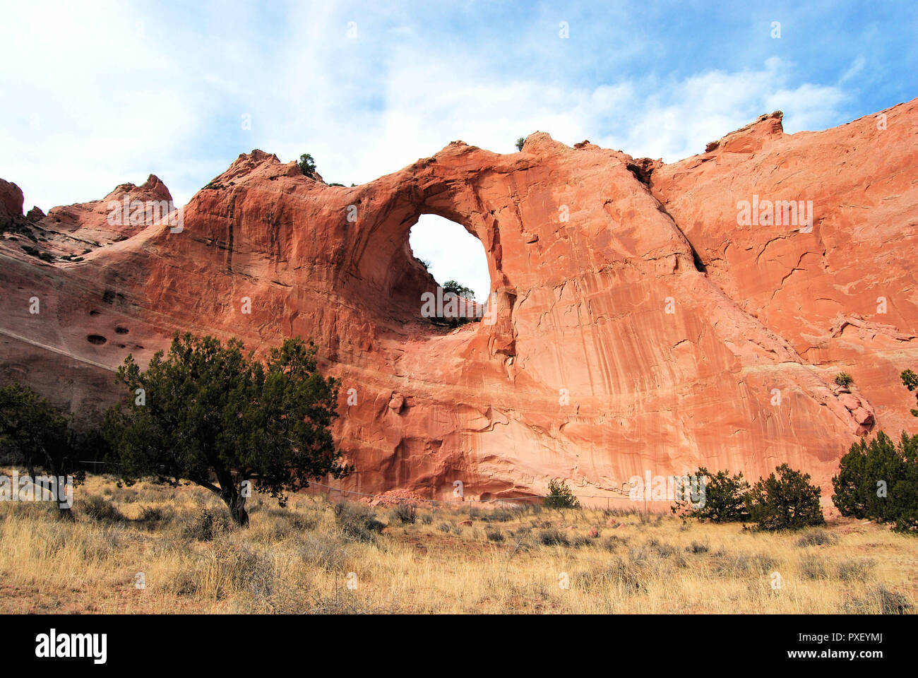 Tseghahoodzani Die Window Rock Roter Sandstein Bogen Im Apache County Arizona Gelegen Meilenstein Fur Die Navajo Nation Von Nordamerika Stockfotografie Alamy