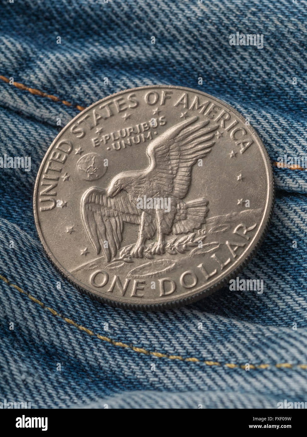 American Eagle & "E Pluribus Unum" Motto auf 1977 Eisenhower Silver Dollar, mit Tasche. Metapher US Dollar in der Tasche, oder das Geld in Ihre Tasche Stockfoto