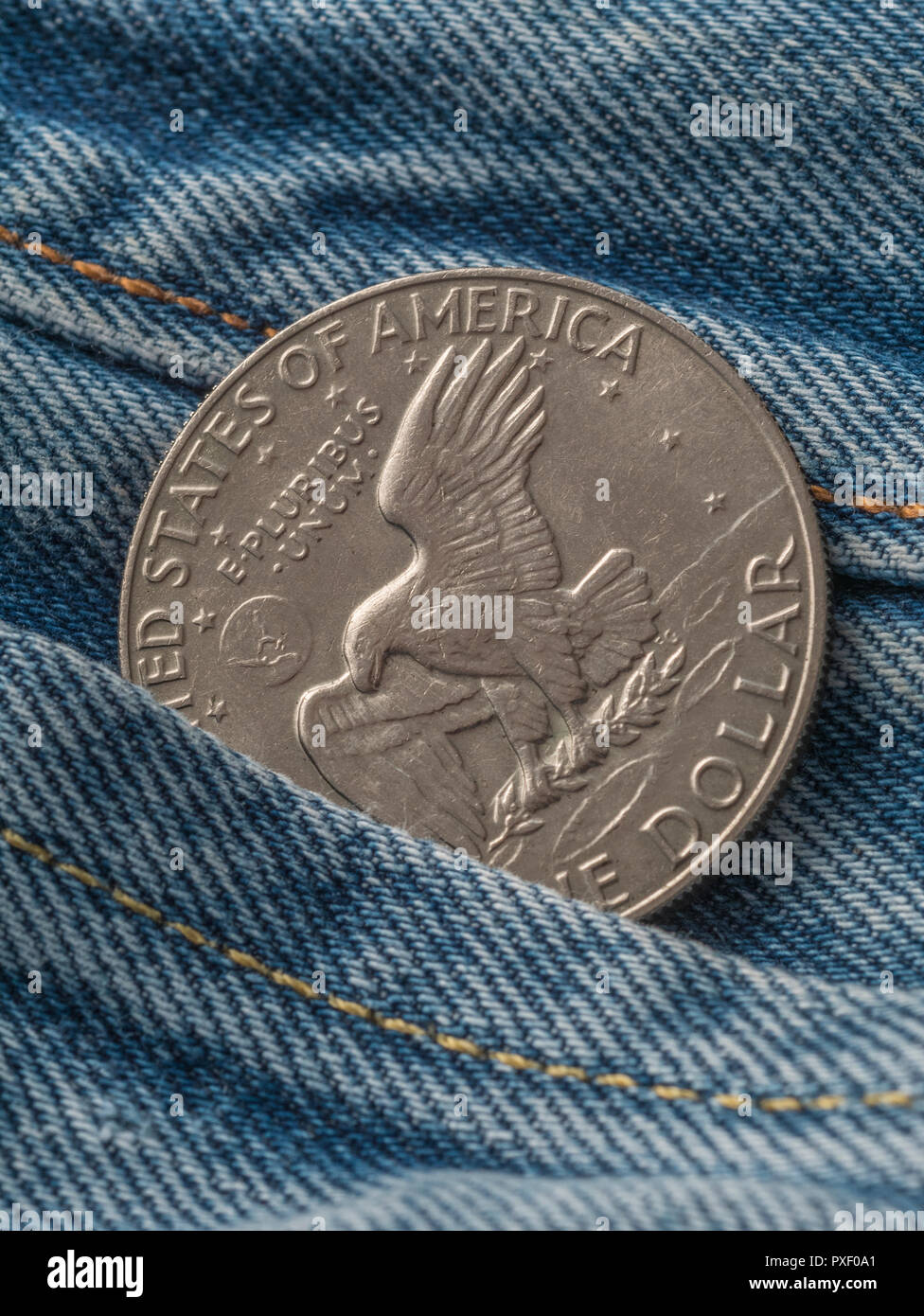 American Eagle & "E Pluribus Unum" Motto auf 1977 Eisenhower Silver Dollar, mit Tasche. Metapher US Dollar in der Tasche, oder das Geld in Ihre Tasche Stockfoto