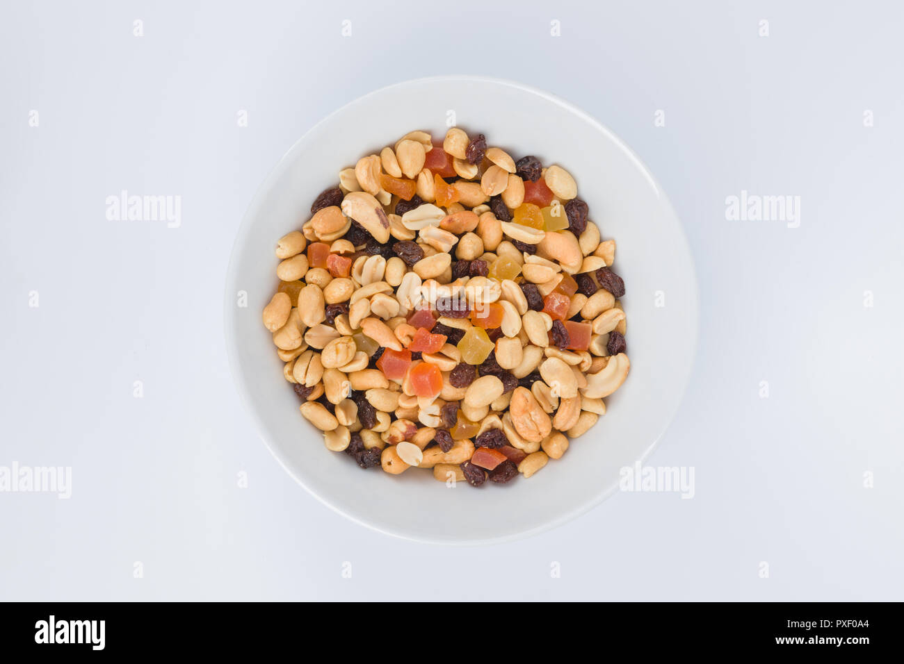 Obst und Nüsse in der Schale auf weißem Hintergrund getrocknet Stockfoto