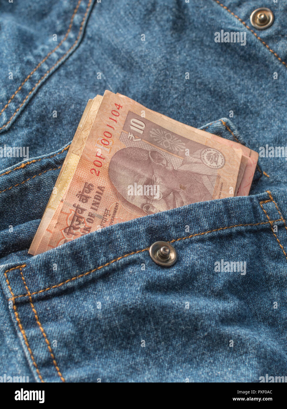 10 Indische Rupie Geldschein in der Tasche. Metapher persönliche Einkommen, indische Löhne Ebenen, Indien Wirtschaft, Indien, Rupie Währung, BRIC-Staaten, Indien Zinssatz. Stockfoto