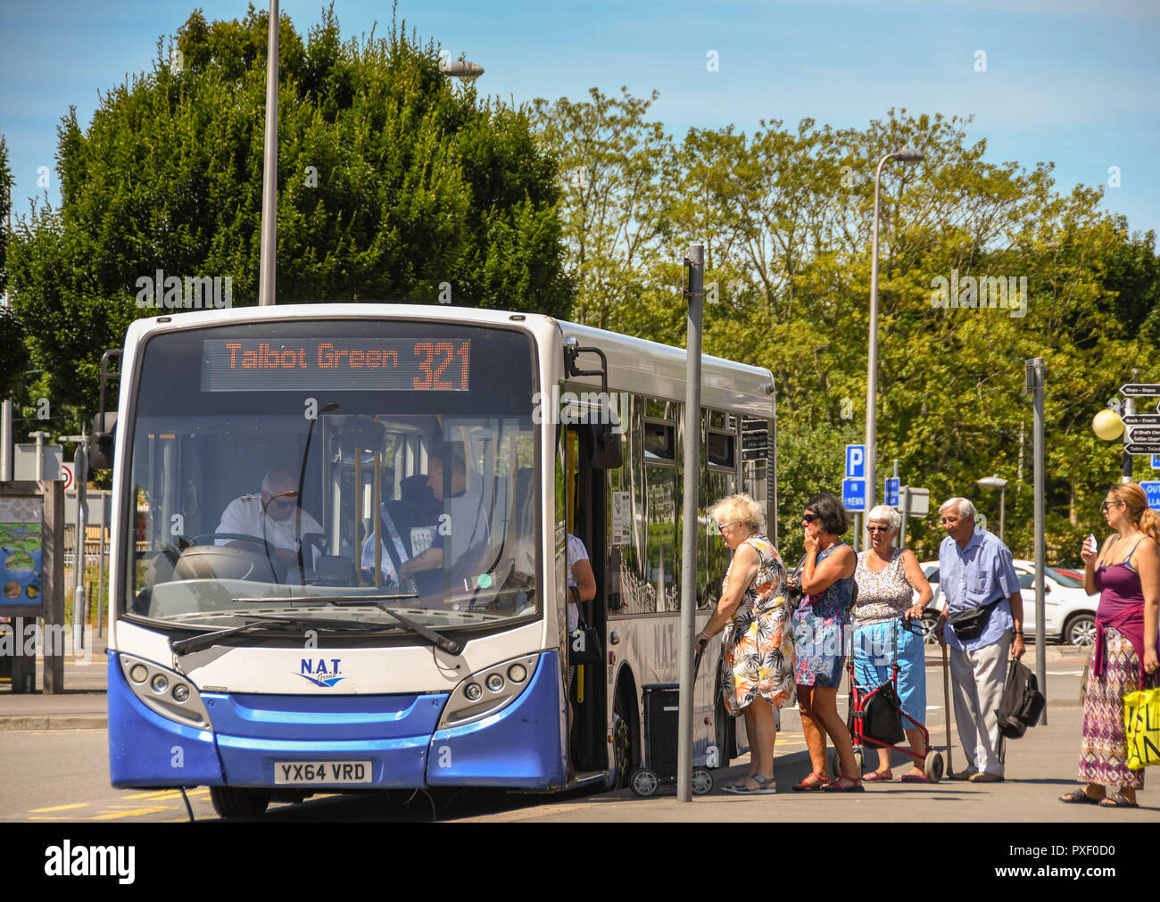 Menschen fangen mit dem Bus an der Haltestelle am Bahnhof Llantwit Major in das Tal von Glamorgan. Stockfoto