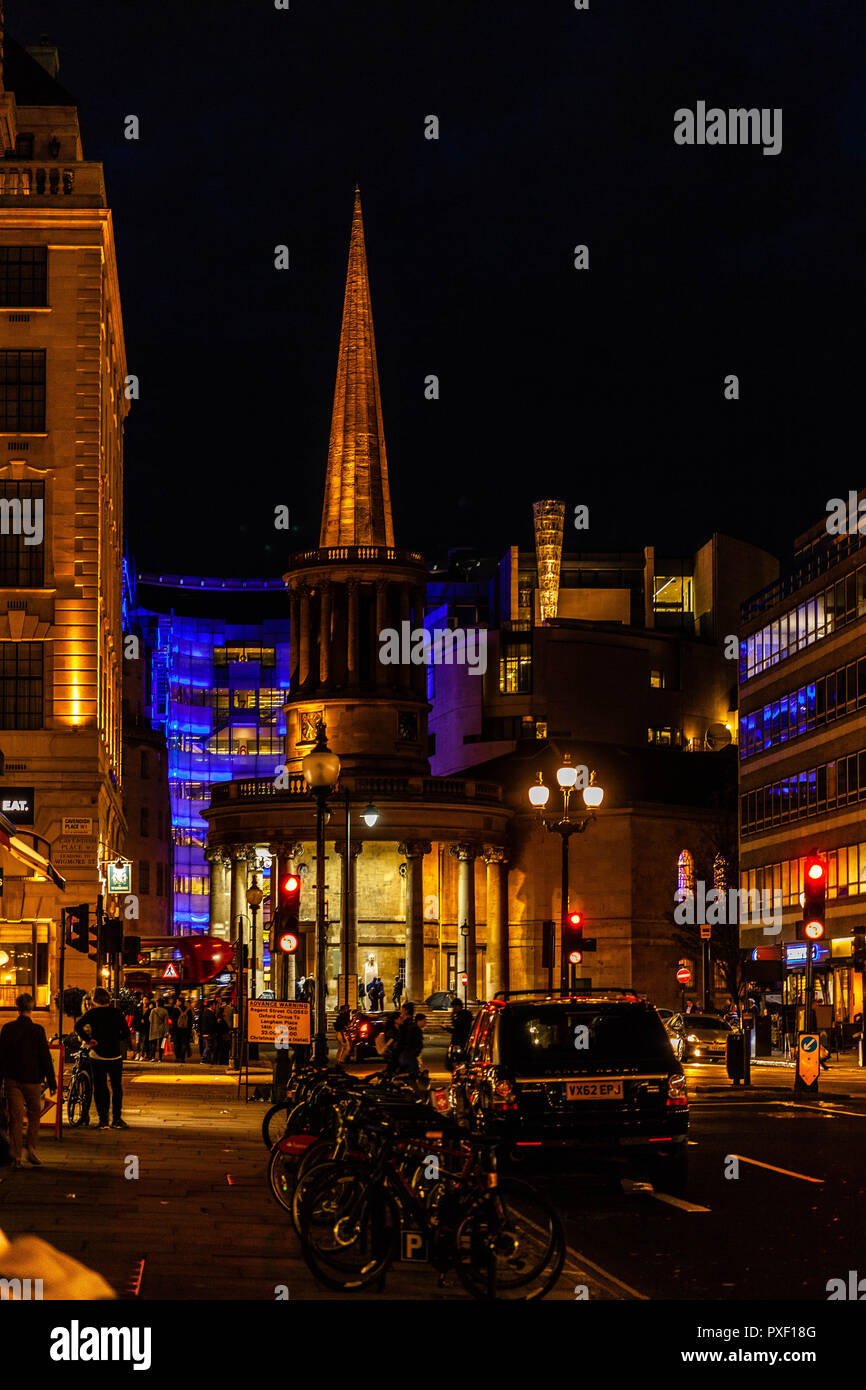 Alle Seelen Kirche bei Nacht, Langham Place, Regent Street, London, England, UK. Stockfoto