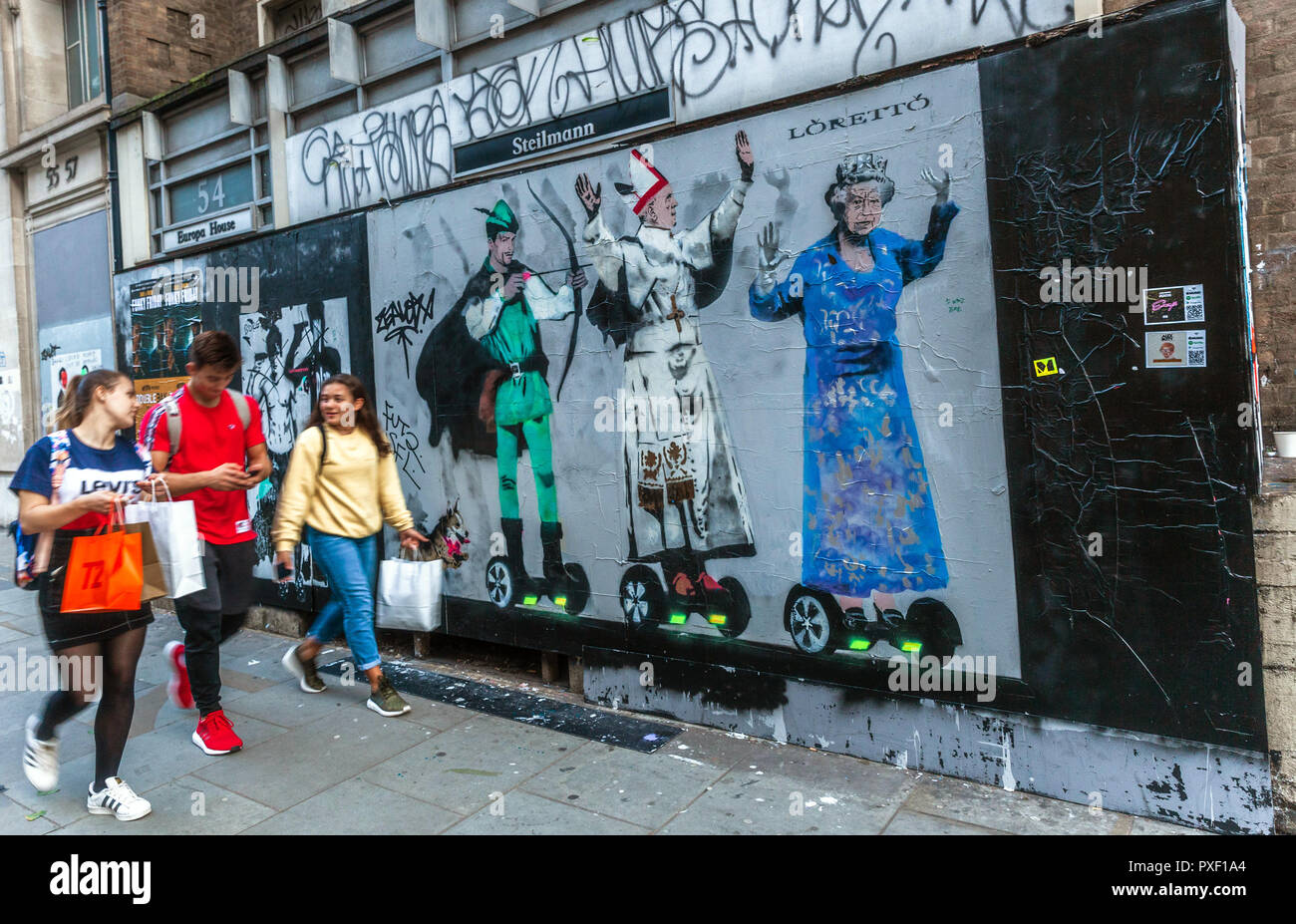 Fußgänger und Graffiti, London, England, UK. Stockfoto