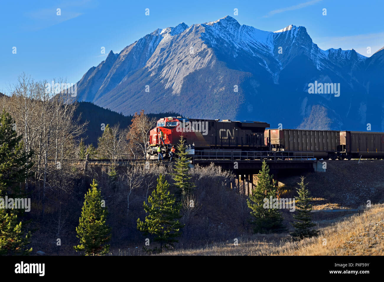 Kanadische Eisenbahner in einen Zug, der auf dem Snaring Brücke in Jasper National Park, Alberta Kanada gestoppt hat. Stockfoto