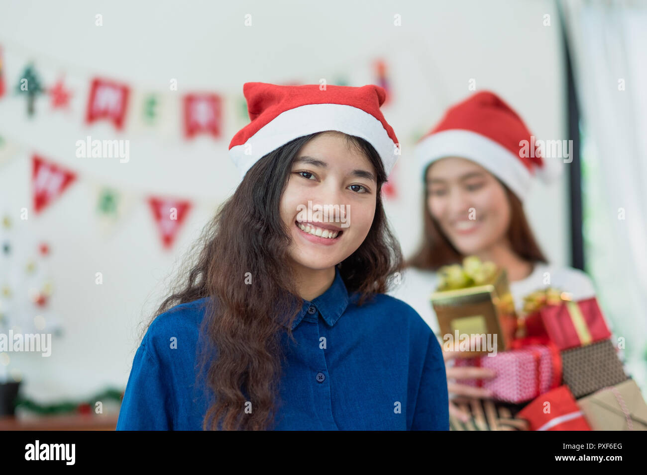 Asien Frau in Xmas Party Holding Gruppe der vorliegenden Box mit lächelndes Gesicht in Christmas Party, Feier im Winter, Geschenk, das Stockfoto