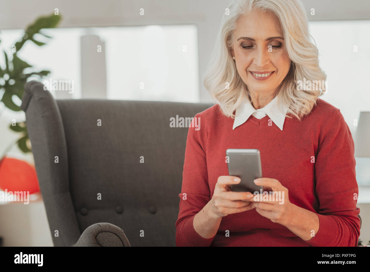 Portrait von fröhlichen älteren Frau mit Smartphone Stockfoto