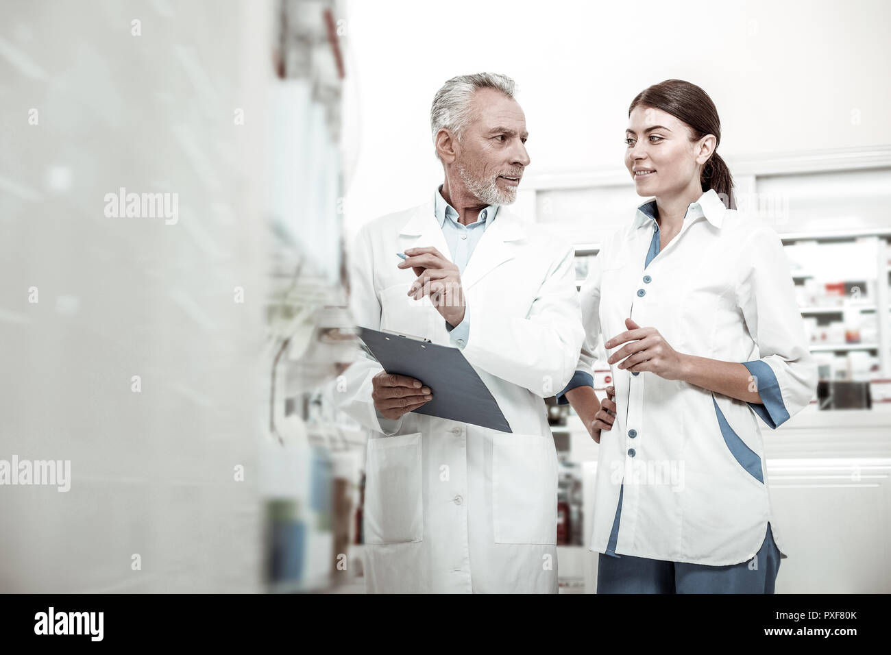 Neue Apotheker hören von Ihrem Chef und Ihren ersten Tag bei der Arbeit Stockfoto