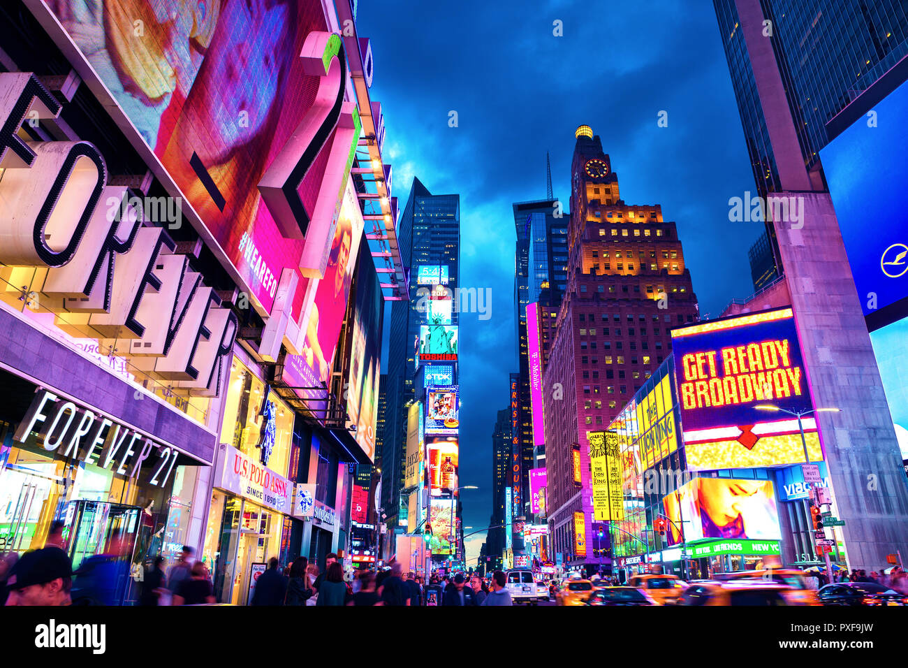 New York City, Vereinigte Staaten - 3. November 2017: Manhattan der 7. Avenue in der Nähe des Time Square in der Dämmerung am Abend. Stockfoto