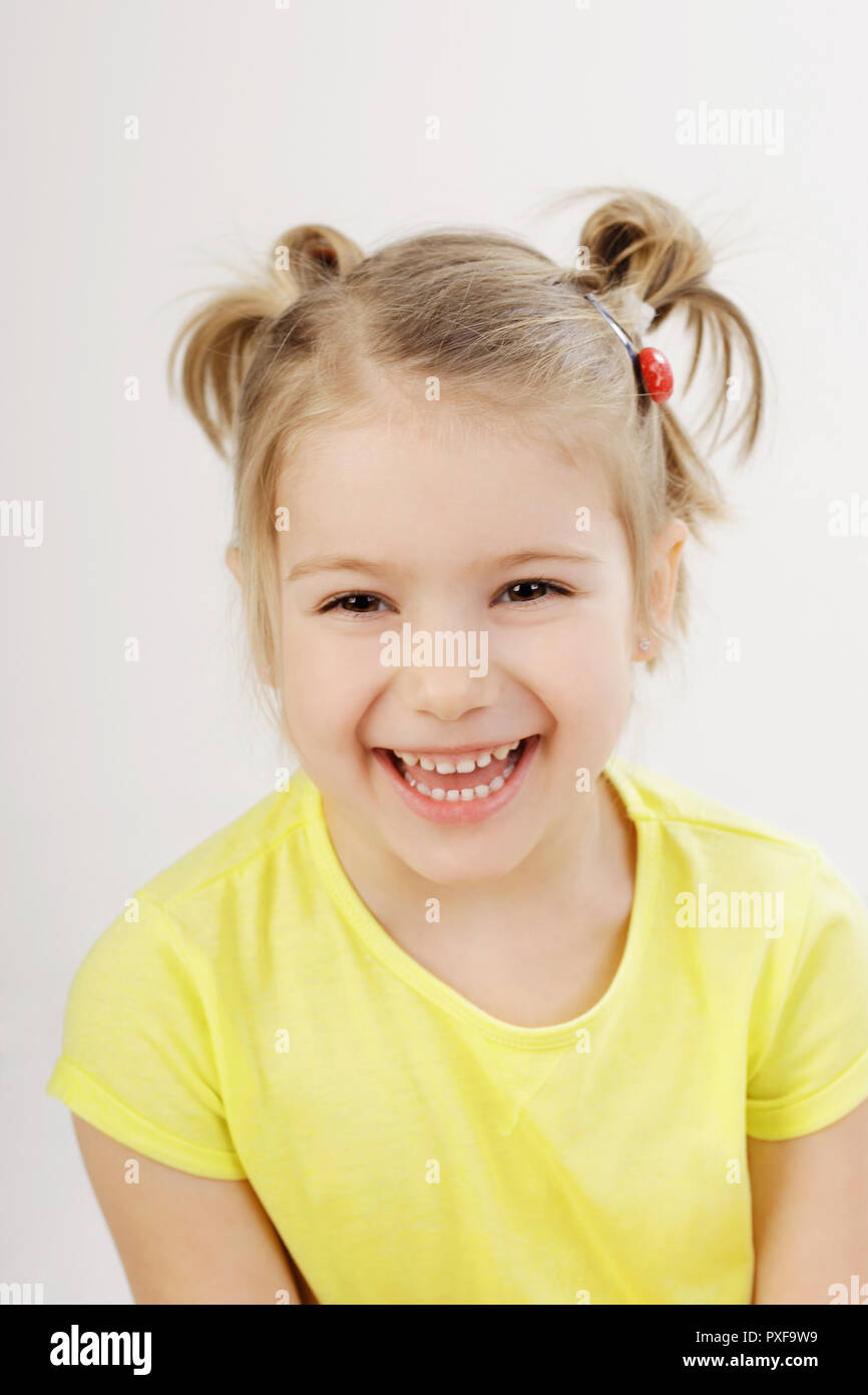 Portrait von niedlichen kleinen Mädchen mit dem breiten Grinsen Stockfoto