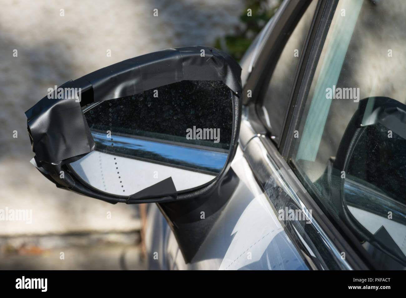 Beschädigtes Fahrzeug Außenspiegel mit Klebeband repariert Stockfoto