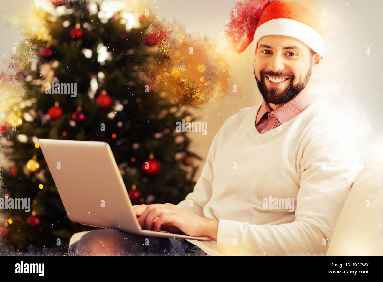 Lächelnd Mann, beige Pullover Gefühl vor dem Neuen Jahr aufgeregt Stockfoto