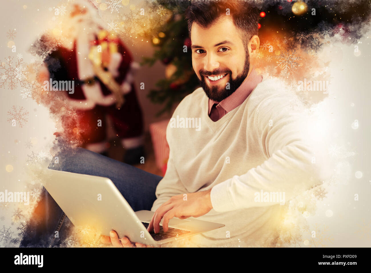 Emotional positiver Mann Gefühl glücklich Ausgaben am Abend in der Nähe von Weihnachten Baum Stockfoto