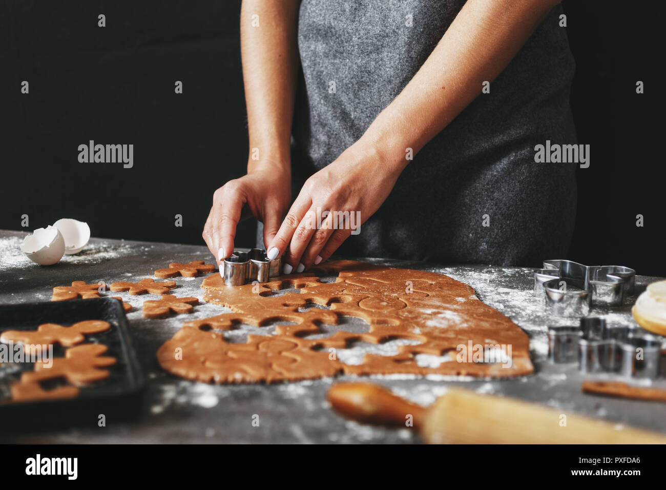 Frau Vorbereitung Weihnachtsferien cookies Ingwer Männer Stockfoto