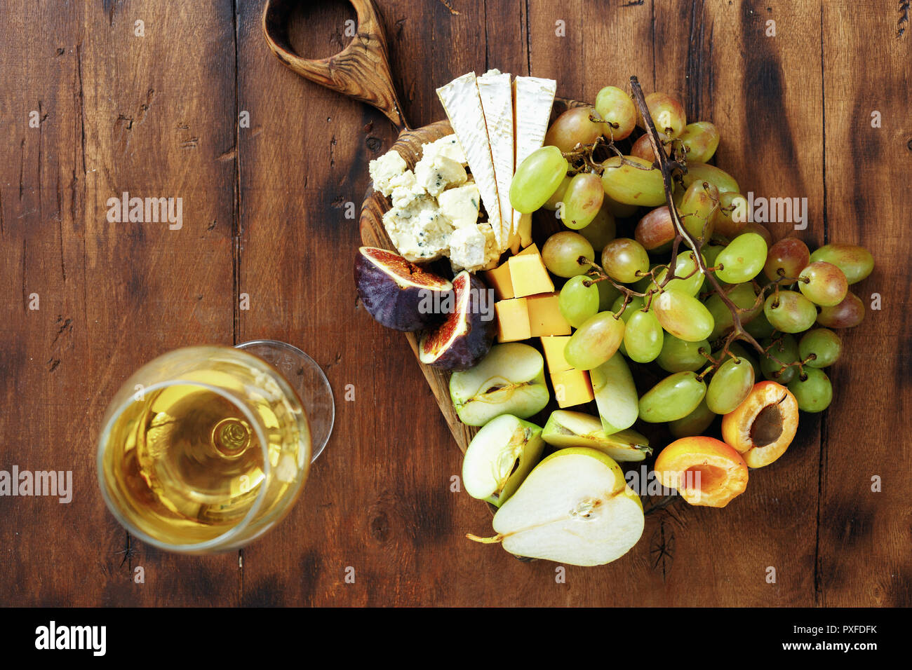 Ansicht von oben flach Vorspeisen Tabelle für den Wein. Verschiedene Wein Snacks: Trauben, Pfirsich, Aprikose, Birne, Apfel, Hartkäse, Brie Käse und Roquefort Stockfoto