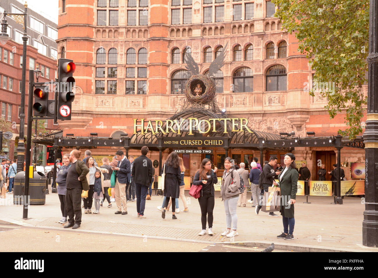 Schilder, Harry Potter und die Verfluchten Kind und einer belebten Straße Szene außerhalb des Palace Theatre, London, England Stockfoto